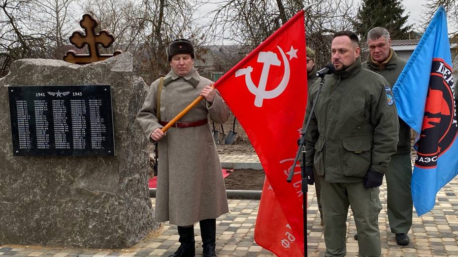 В селе Каменно-Верховка Воронежской области захоронили останки бойца