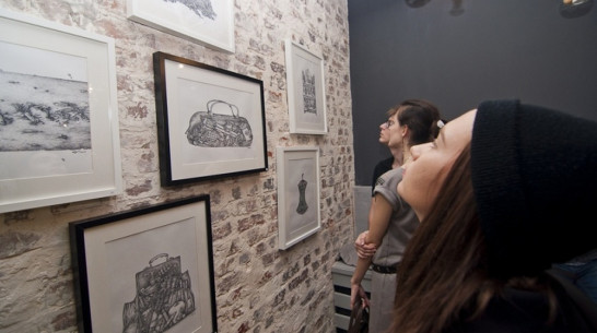 Художница Мила Сергеева выставила в Воронеже сердца и города из точек