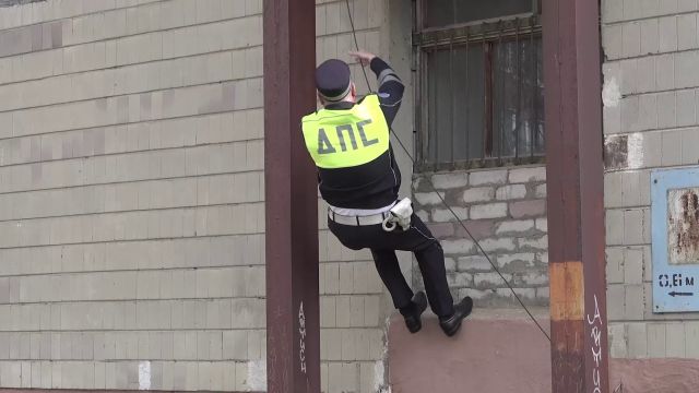 Воронежские полицейские спасли девушку от падения с 7 этажа