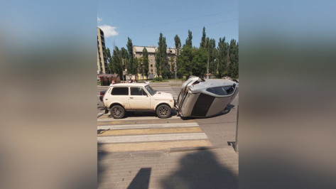 Машина перевернулась в Воронеже на проспекте Патриотов
