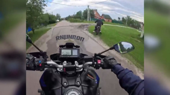 Полицейскую погоню за подростком на питбайке под Воронежем сняли на видео