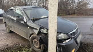 Под Воронежем Daewoo после аварии врезался в столб: пострадала женщина