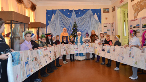 Бутурлиновские школьники написали 20-метровое письмо Снегурочке