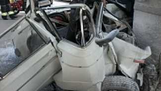 В Воронеже на улице Витрука «ВАЗ» врезался в опору моста