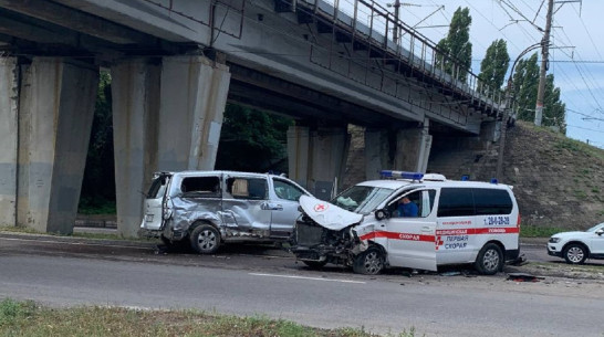 «Скорая» столкнулась с иномаркой у Северного моста в Воронеже: видео