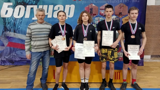 Кантемировцы завоевали 4 «золота» на областном первенстве по гиревому спорту