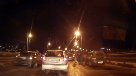 У моста в Воронеже произошло 5 ДТП с участием 11 машин 