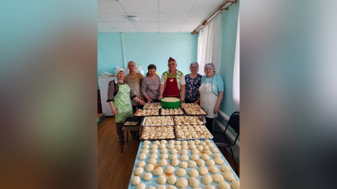 Бутурлиновские волонтеры испекли для бойцов СВО 20-тысячный пирожок