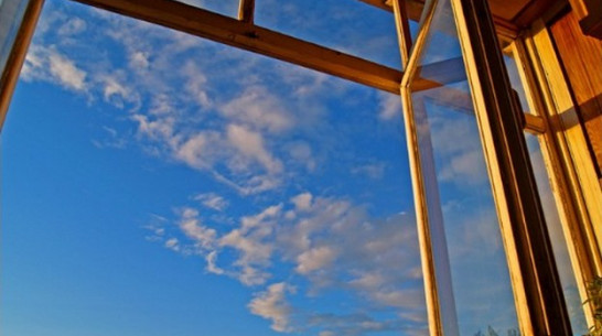 В Лисках 88-летняя женщина выпала из окна своей квартиры и умерла от болевого шока