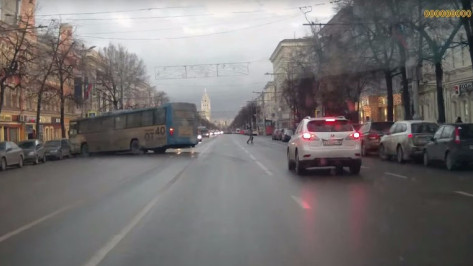 В сети появилось видео ДТП с автобусом №90 в центре Воронежа 