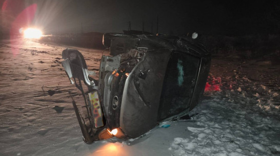 В Воронежской области «Лада» вылетела в кювет и опрокинулась, пострадали 2 пассажира