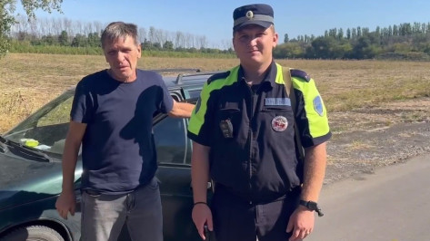 Под Воронежем полицейские помогли водителю починить машину