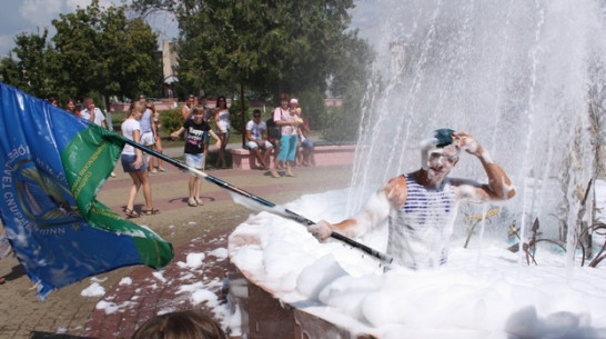 Богучарские десантники искупались в фонтане с пеной для ванны