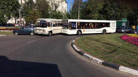 ДТП с двумя автобусами спровоцировало пробку в центре Воронежа