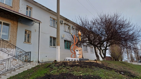 Активисты благоустроили территорию рядом с Хохольской школой искусств