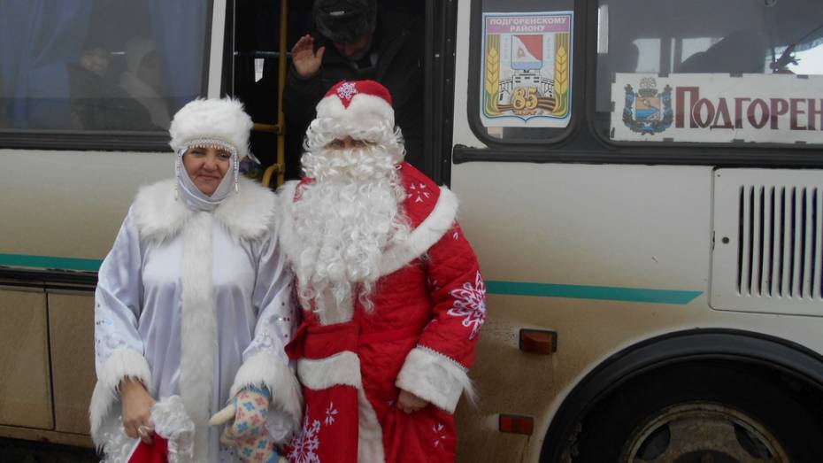 В Подгоренском районе Дед Мороз и Снегурочка развлекали пассажиров рейсовых автобусов