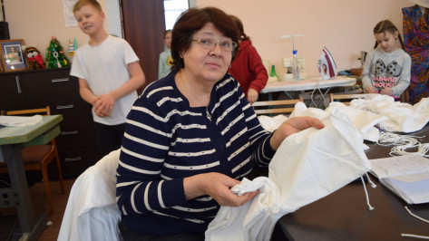 В Рамони для участников спецоперации сшили 100 маскировочных халатов