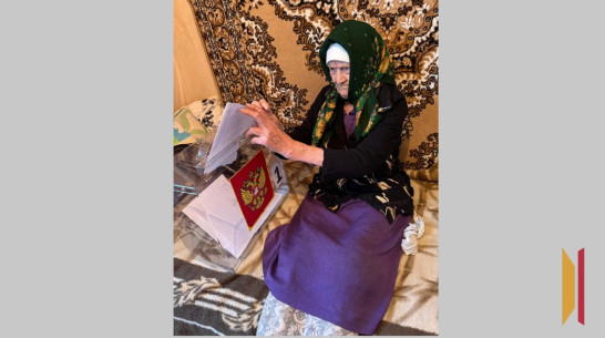 В Хохольском районе дома проголосовала 104-летняя жительница села Рудкино