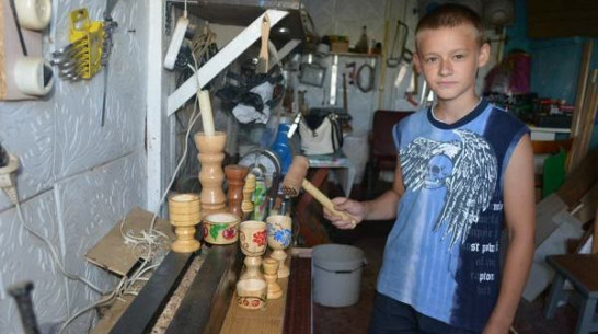 Юный мастер из Нижнедевицкого района удивляет односельчан своими поделками