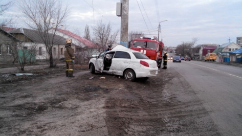 В Воронеже иномарка врезалась в столб: водитель в больнице