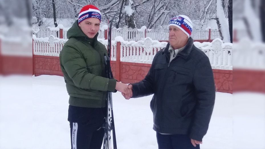 В Панинском районе девятиклассник прошел 25 км на лыжах, чтобы поздравить учителя 
