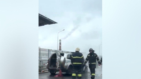 В Воронеже на эстакаде на улице Остужева загорелся автомобиль
