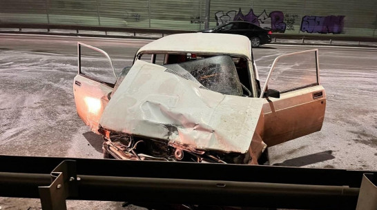 Такси попало в ДТП в Воронеже: пострадали 2 человека