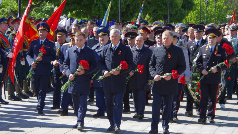 Губернатор Александр Гусев возложил цветы к Могиле Неизвестного Солдата на площади Победы в Воронеже
