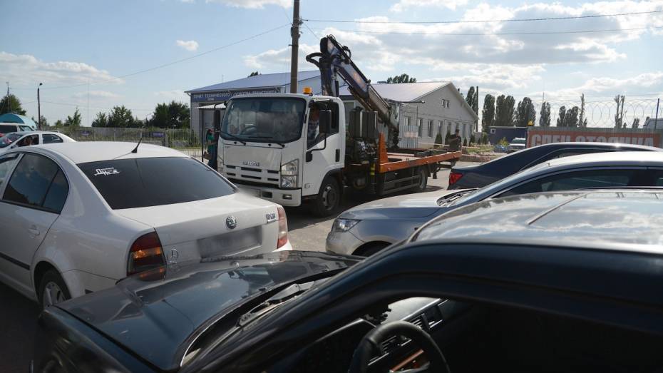 В Воронеже водитель эвакуатора увез чужую «Газель» и разобрал на запчасти