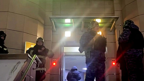 Полиция и пожарные приехали к воронежскому банку из-за взрывов петард