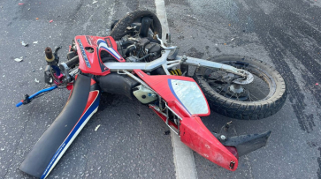 В Воронеже при столкновении с 2 автомобилями погиб 52-летний мотоциклист