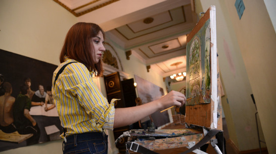 Воронежцы возложили деревянные цветы к фарфоровым руинам