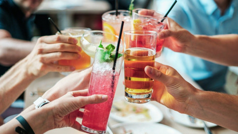 Общепит воронежского аэропорта поил пассажиров просроченными напитками