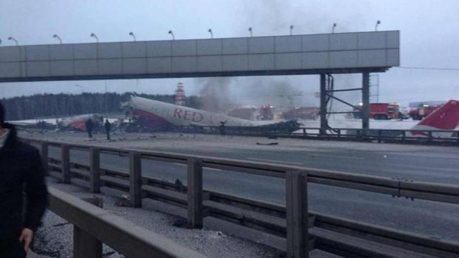 На Киевском шоссе горит пассажирский самолет