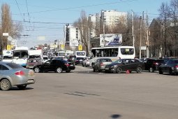 Две аварии парализовали Московский проспект в Воронеже