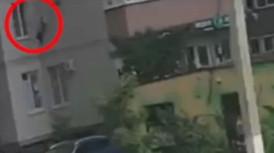 В воронежском ЖК «Ботанический сад» мужчина спрыгнул с парашютом-кофтой из окна 2 этажа