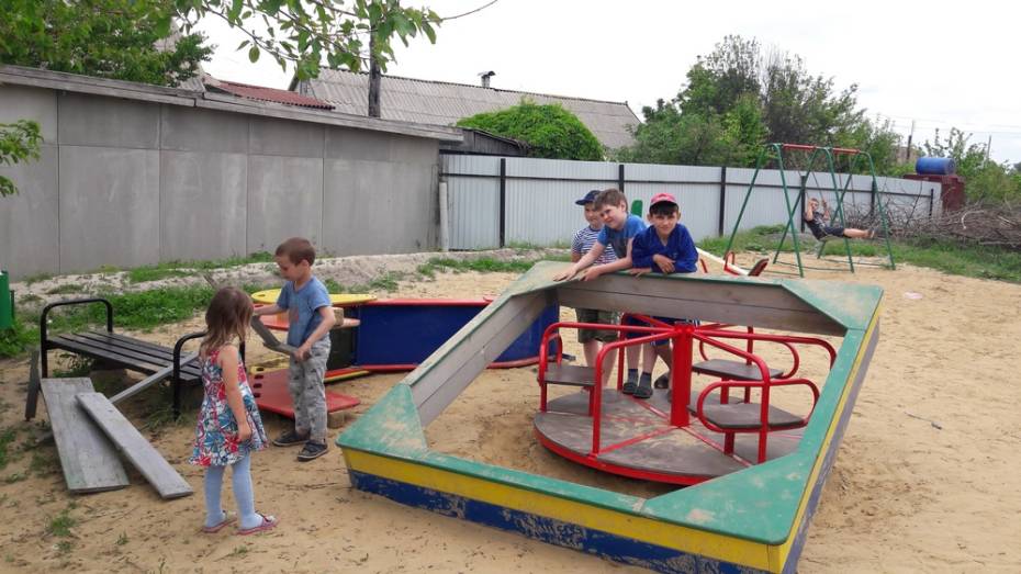 В ольховатском поселке вандалы разгромили детскую площадку