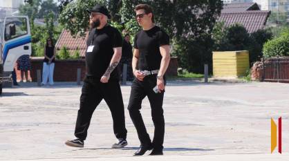 Хой с нами: Никита Кологривый прогулялся по улицам Воронежа в образе известного музыканта