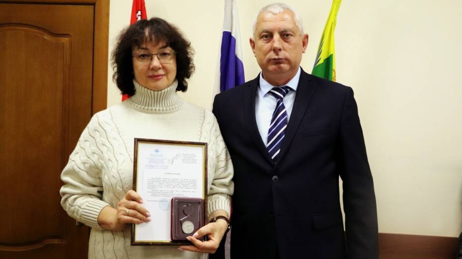 В Бутурлиновке внучке участника ВОВ передали найденную в лесу медаль «За отвагу»