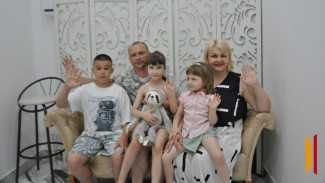 «В нашей семье каждый — лидер». Многодетные супруги Медковы рассказали об особенностях воспитания детей