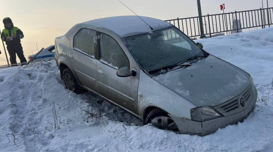 В Воронеже автомобиль пробил ограждение и вылетел с развязки на улице Остужева