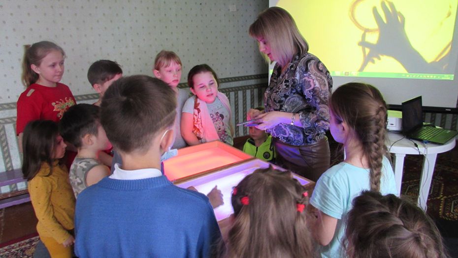 Для детей из ЛДНР Острогожская библиотека провела развлекательную программу «Чудеса на песке»