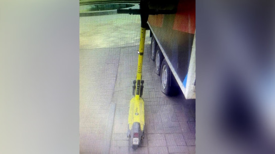 Воронежский пенсионер попал в больницу после наезда электросамоката возле храма