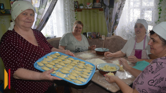 «Делаем для сынков». Жительницы Екатериновки готовят домашнюю выпечку для участников СВО