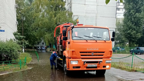 Сильный ливень привел к подтоплению улиц в Воронеже