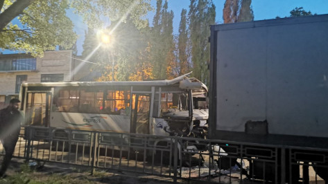 СК начал проверку после столкновения автобуса и фуры в Воронеже
