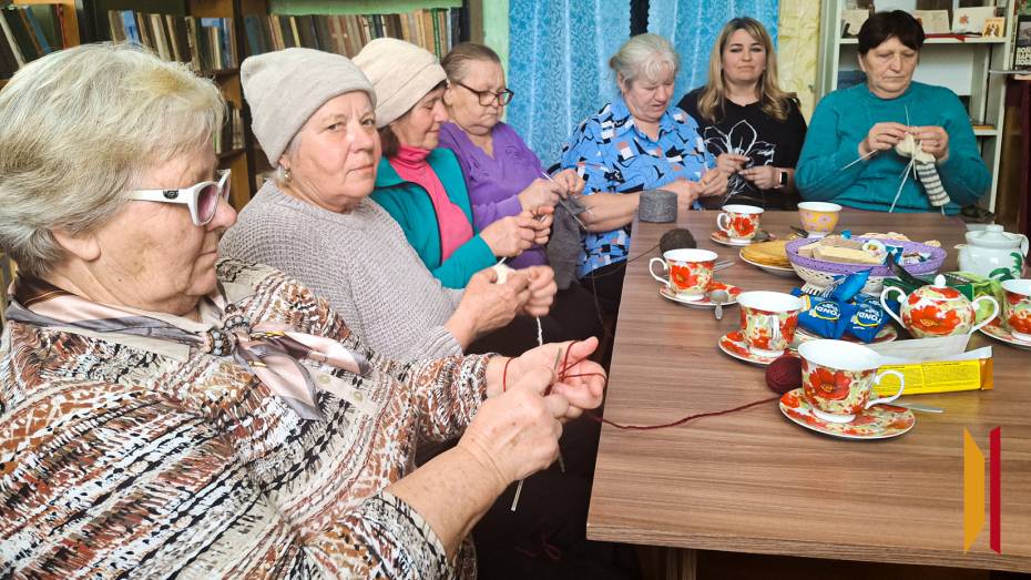 «Спицы — наше оружие»: жительницы подгоренского хутора вяжут теплые вещи для участников СВО