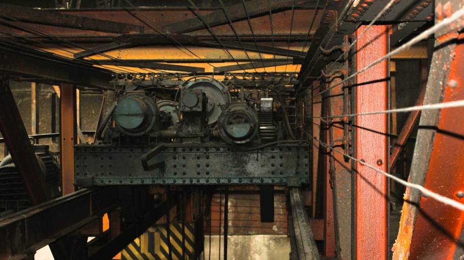 Работающий раритет: мостовому электрическому крану на Воронежском тепловозоремонтном заводе – уже более 100 лет