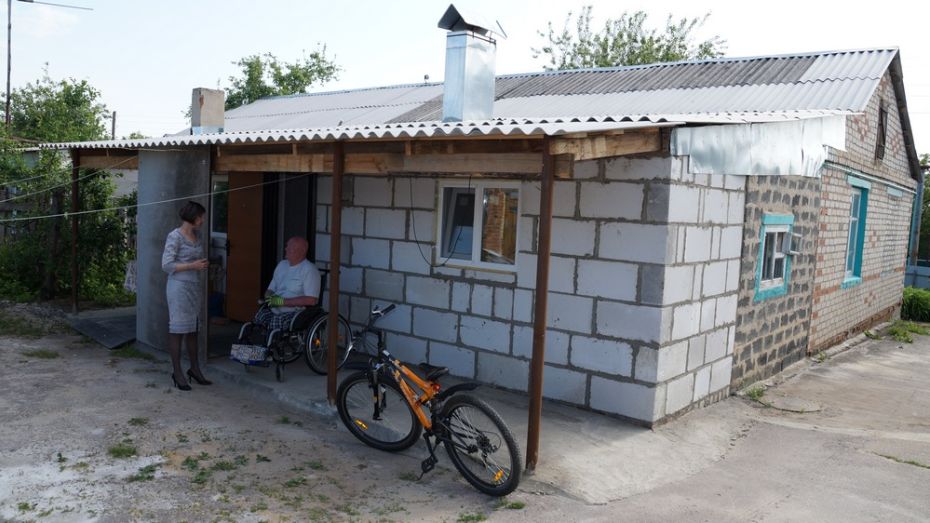 Семье инвалидов-колясочников из Богучарского района сделали пристройку к дому