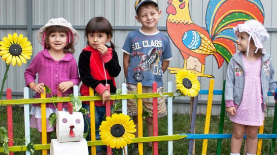 Лискинский мастер-самоучка подарил детям сказку